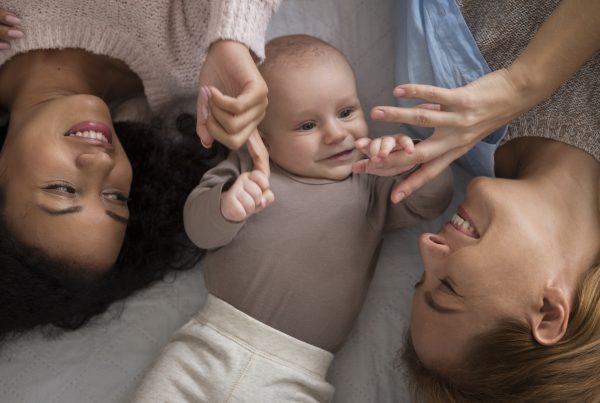 Duas mães, uma gestação: entenda como funciona a gravidez compartilhada com o Método ROPA