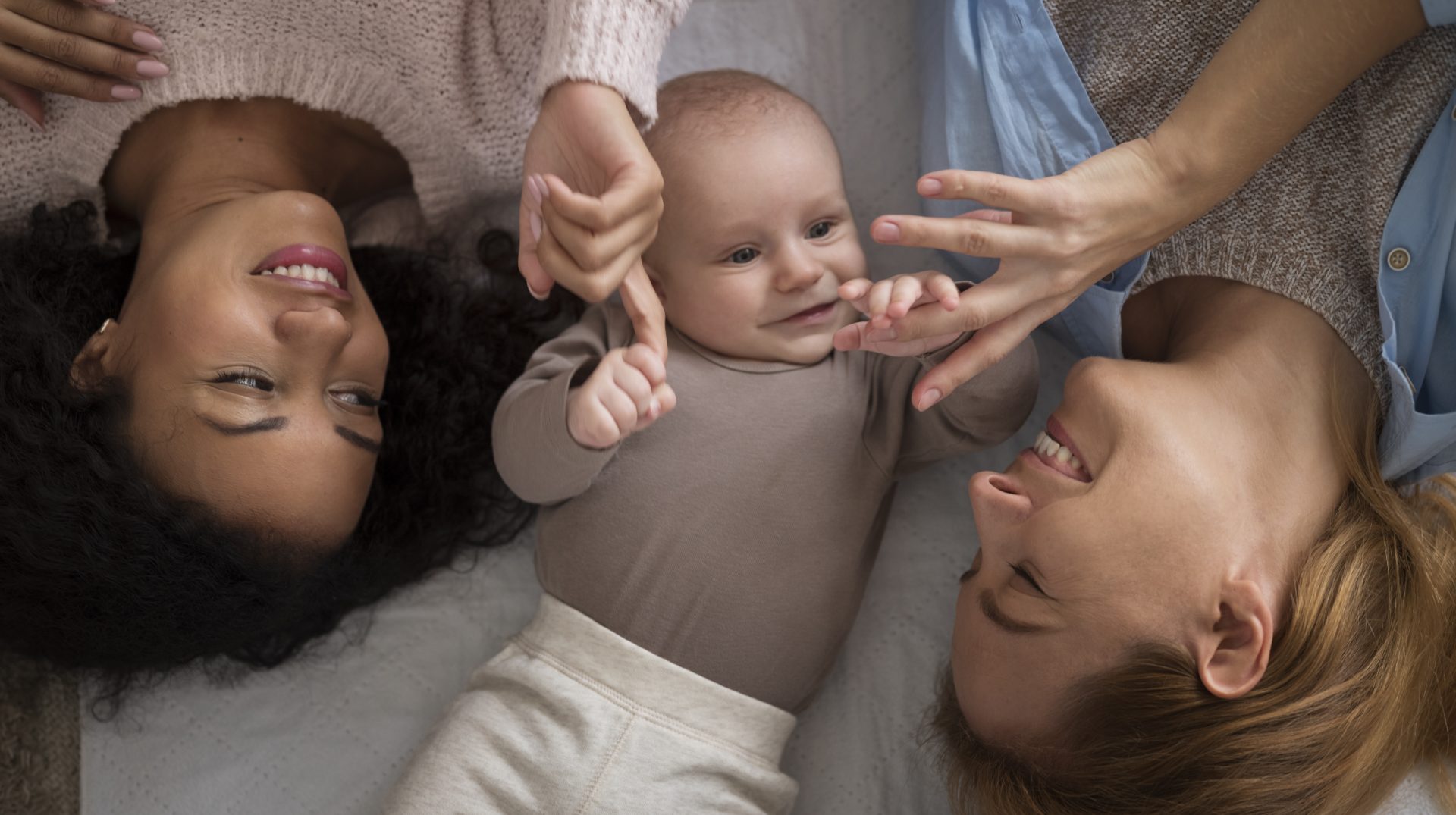 Duas mães, uma gestação: entenda como funciona a gravidez compartilhada com o Método ROPA