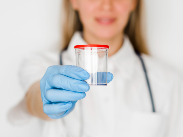 Especialista em reprodução humana segurando recipiente para coleta de sêmen utilizado em procedimentos de congelamento e preservação da fertilidade masculina.