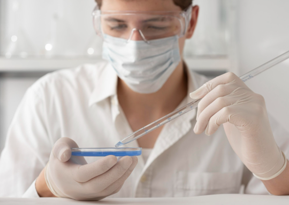 Profissional de laboratório realizando análise embrionária em procedimento de Fertilização in Vitro